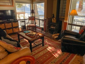 Smart TV, chimenea y libros 