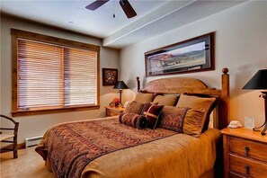 คอนโด, หลายเตียง (2202 Timberline Lodge, Trappeur's Cro) | 2 ห้องนอน, เตารีด/โต๊ะรีดผ้า, Wi-Fi ฟรี, ผ้าปูที่นอน
