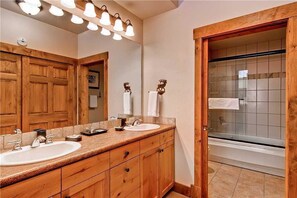 คอนโด, หลายเตียง (2202 Timberline Lodge, Trappeur's Cro) | ห้องน้ำ | ของใช้ในห้องน้ำฟรี, ไดร์เป่าผม, ผ้าเช็ดตัว, ยาสระผม