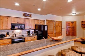 Condo, varias camas (2202 Timberline Lodge, Trappeur's Cro) | Cocina privada | Refrigerador, microondas, horno y parrilla de estufa 