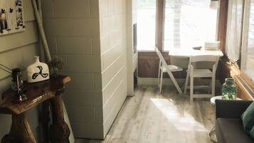 TV connectée, cheminée, lecteur de DVD, chaßne hi-fi