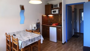 Coffee/tea maker, fridge, microwave, toaster - Studio cabin for 4 at the foot of the slopes with parking – Auris en Oisans (Auris)