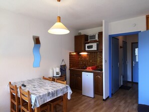 Kühlschrank, Mikrowelle, Wasserkocher mit Kaffee-/Teezubehör, Toaster