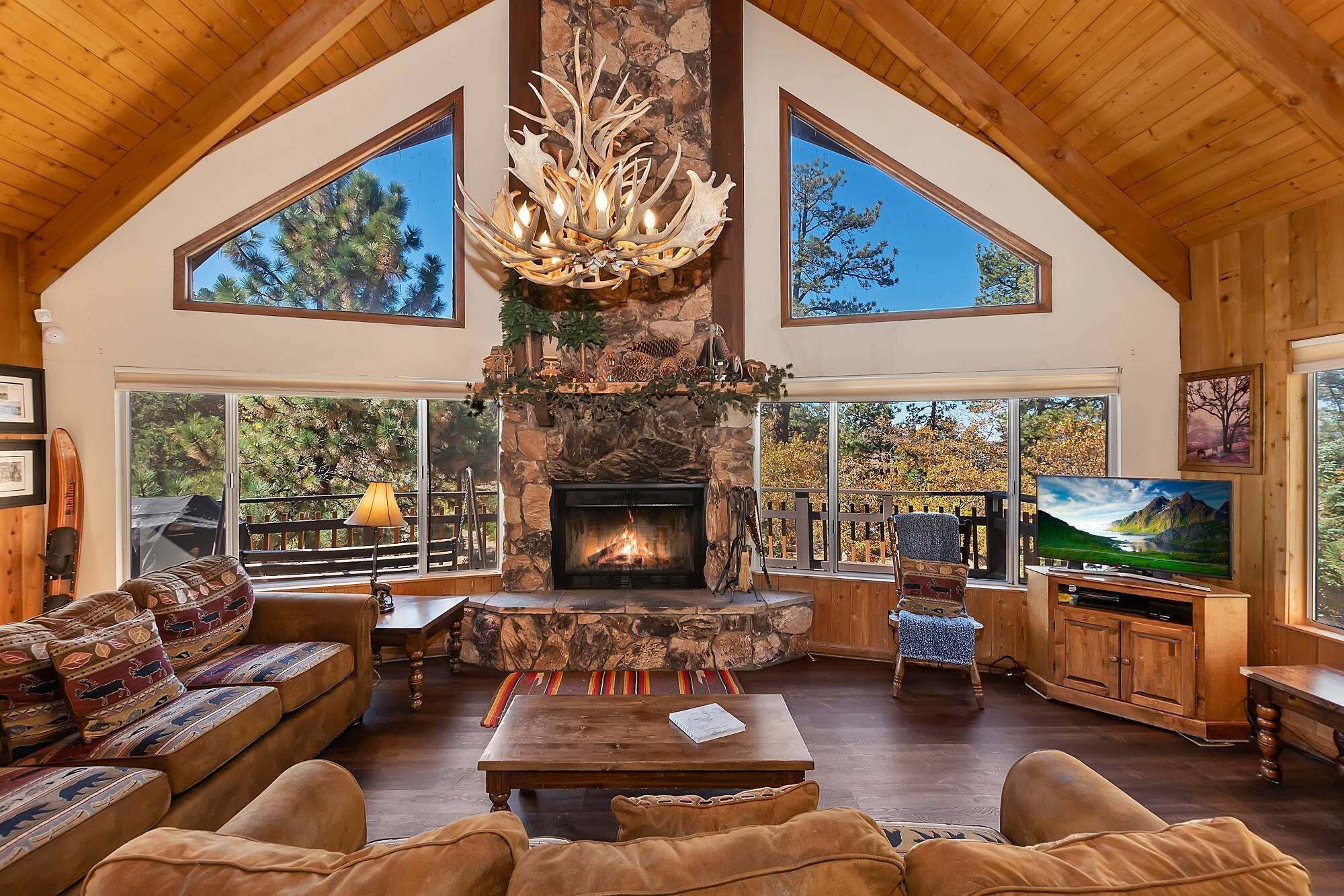 Fernseher, Kamin, DVD-Player, Tischfußball