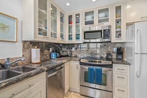 Køleskab, mikrobølgeovn, ovn, kogeplade