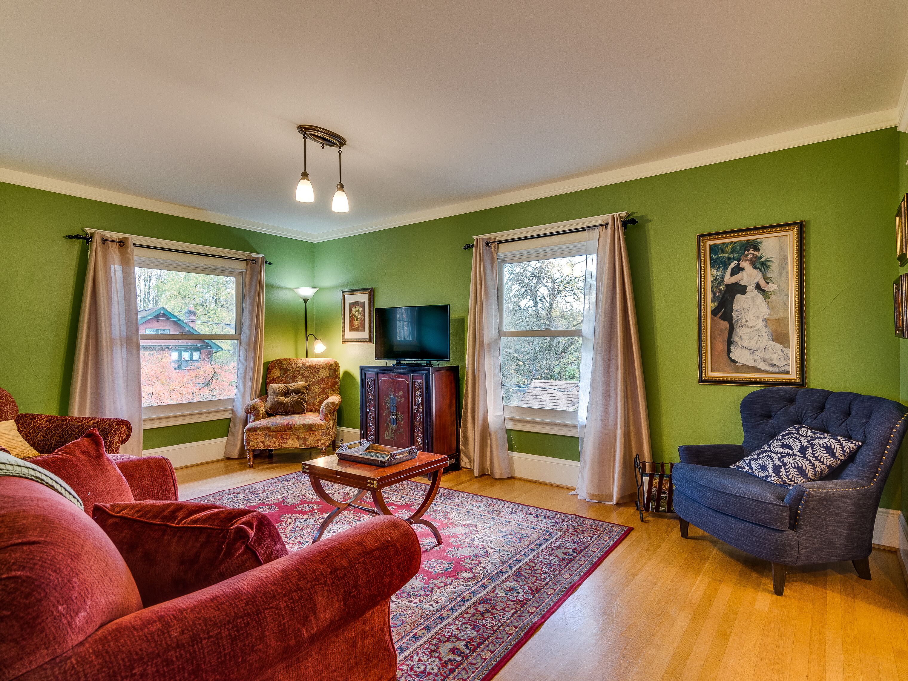 Smart TV, chimenea, reproductor de DVD y libros 