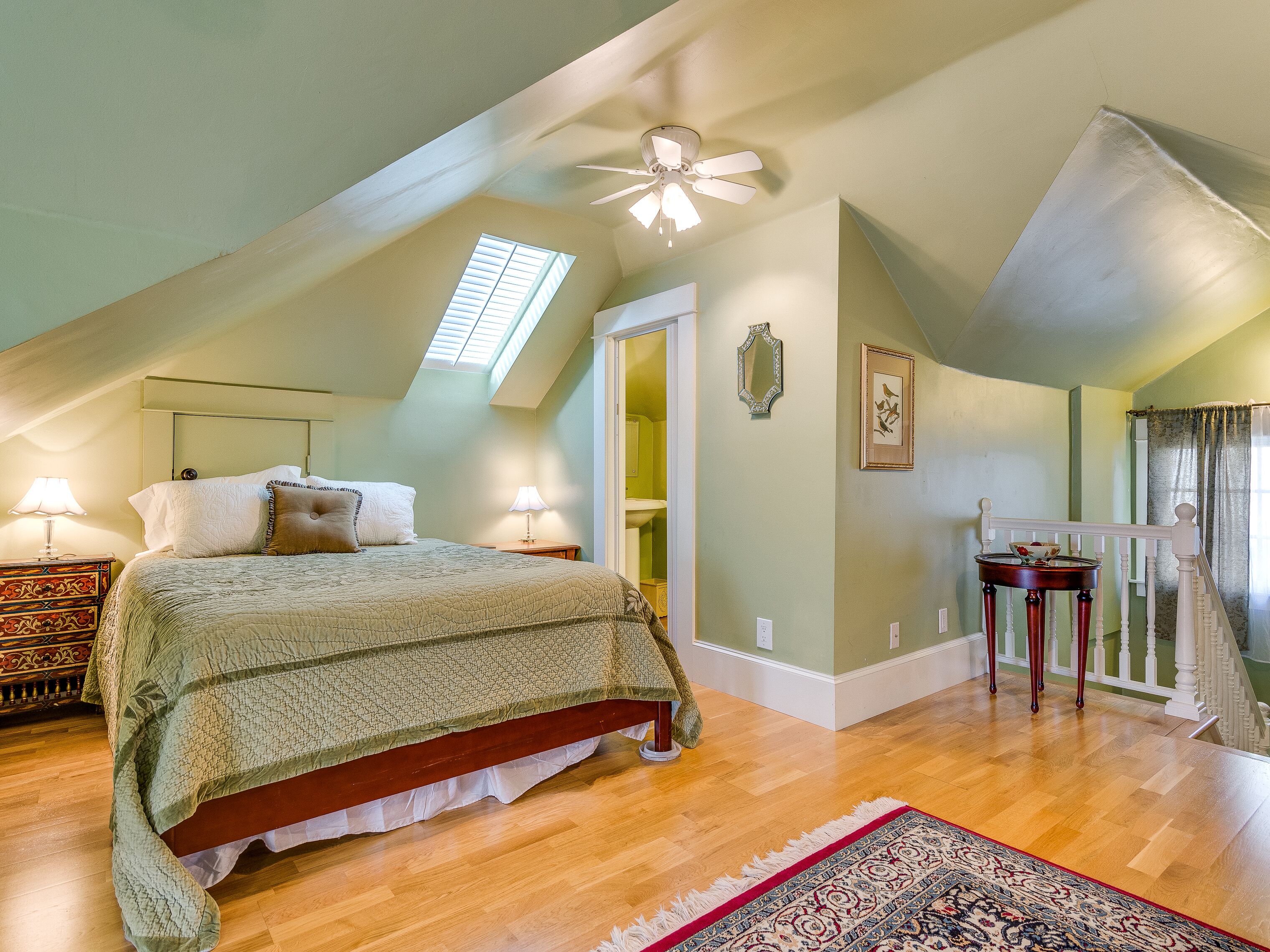 3 habitaciones, tabla de planchar con plancha y cuna de viaje 