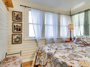 3 bedrooms, iron/ironing board, travel cot, free WiFi