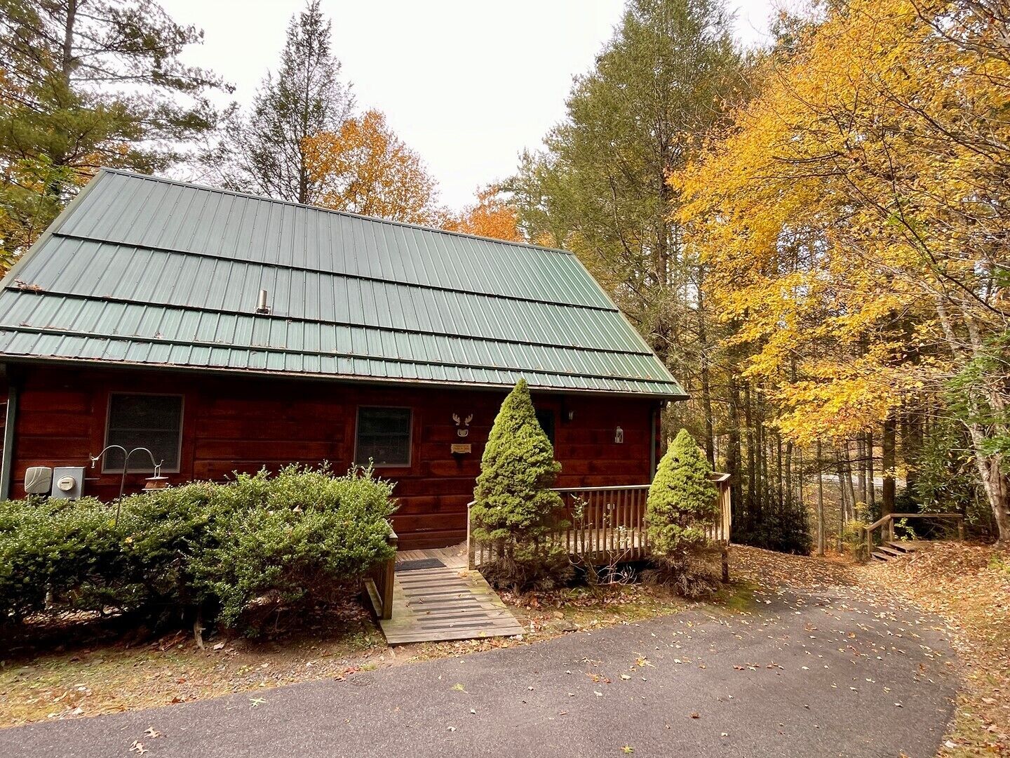 Creekside 4 BR Pet Friendly Cabin w/ Hot Tub, Foosball, Fire Pit, WiFi