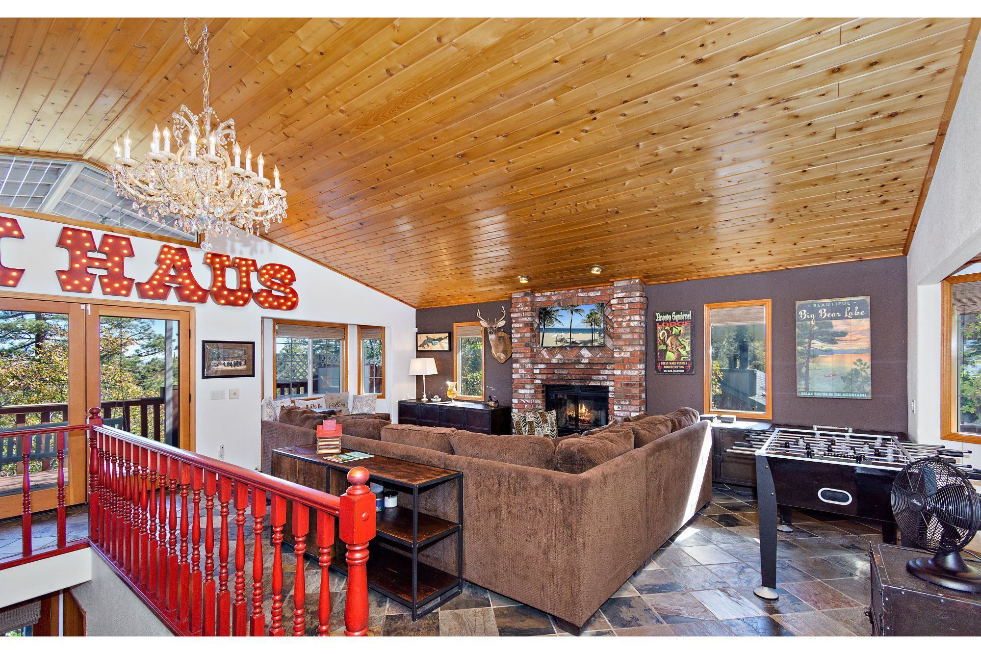 The Tree House by Destination Big Bear : Luxury! Near Bear Mtn! Hot Tub! Foosball Table! Views!
