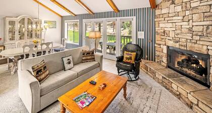 Bear House: A pie de oso de Mtn Resort! ¡Puntos de vista! Barbacoa! ¡Televisión por cable! Garaje Parking! 2 Master Suites!