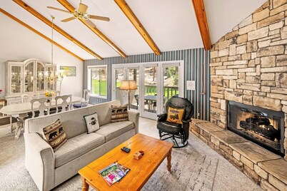 Bear House by Destination Big Bear : Walk to Bear Mtn Resort! Views! BBQ! Cable TV! Garage Parking! 2 Master Suites!