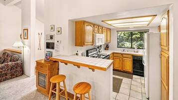 Fridge, oven, stovetop, dishwasher