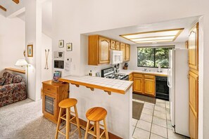 Fridge, oven, stovetop, dishwasher