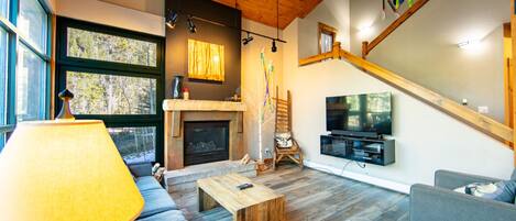 Tv, pejs, dvd-afspiller, bøger