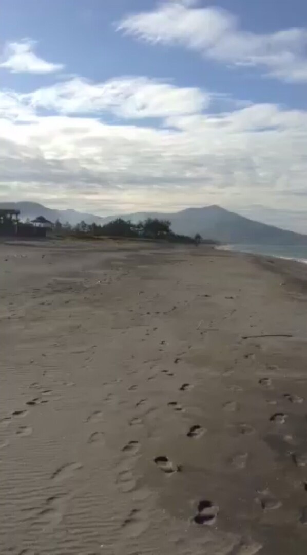 Beach - Home style accommodation (Botolan)