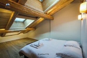 5 bedrooms, desk, iron/ironing board, travel cot