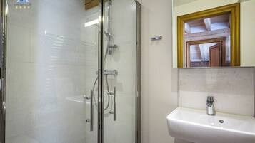 Ensemble douche/baignoire, sĂšche-cheveux, serviettes fournies, savon