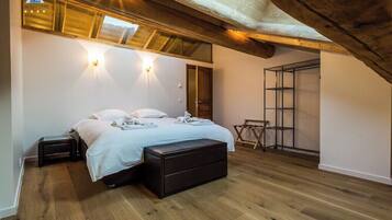 5 chambres, bureau, fer et planche Ă  repasser, lit parapluie