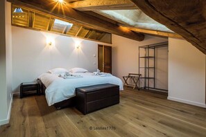 5 bedrooms, desk, iron/ironing board, travel crib