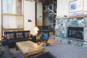 Fernseher, Kamin, DVD-Player, Stereoanlage