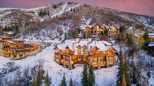 Magnificent Mountain Retreat + Sleeps 32 + Close to skiing - Falconhead Grande