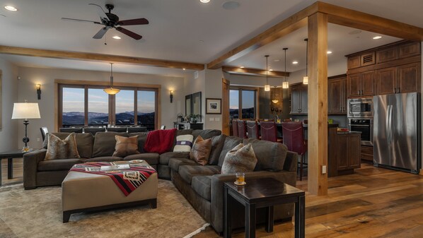 Una Smart TV, una chimenea, videojuegos