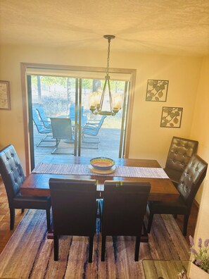 Dining - SHARC Passes included!  Hot Tub. Sleeps 8. (Sunriver)
