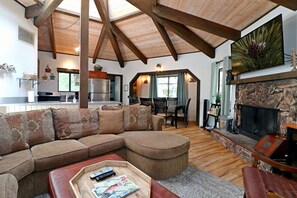 TV, fireplace - Maple Bear: Walk to Snow Summit! Hot Tub! Game Room! Pool Table! Air Hockey! Internet! Family Friendly! (Big Bear Lake)