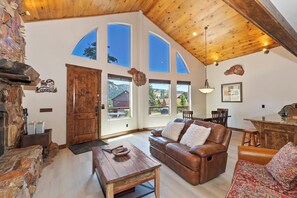 Televisión y chimenea 