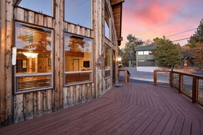 Terrace/patio - Howling Wolf Lodge by Destination Big Bear : Luxury! Views of Bear Mountain! Hot Tub! Internet! Shuffleboard Table! (Big Bear City)