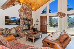 Televisión y chimenea 