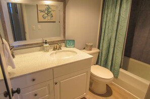 Towels - Dreamy Island Getaway for Two! 1B/1B Beachfront Vacation Condo at Leonardo Arms With Fantastic Views! (Fort Myers Beach)