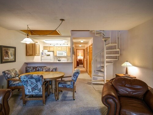Condo w/private balcony, fireplace and great location - Stillwater Family Retreat