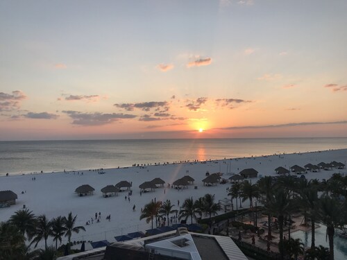 <br>This large property was fully renovated new heated salt water pool and spa 