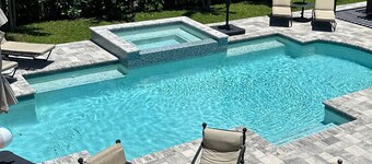 Entièrement rénové. Beach House w / piscine chauffée et Spa. Vélo à la plage, bars, magasins