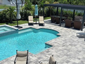 Een buitenzwembad, een verwarmd zwembad