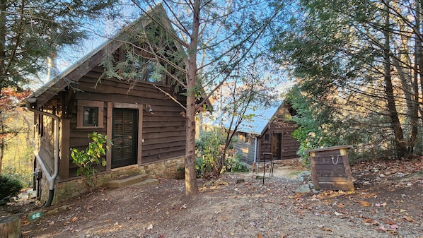 Wild Turkey's Roost - Village of Cheshire Cabins