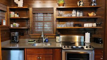 Een microgolfoven, een oven, een kookplaat