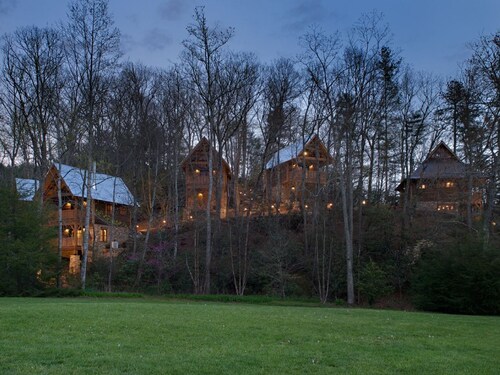 Wild Turkey’s Roost | Cozy Cabin w/ Fireplace + Biltmore Pass