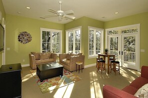 Smart TV, DVD player, table tennis, video library - 13 Flamingo St - 6 Bedroom Hilton Head Home, 2 minutes to the beach (Hilton Head Island)