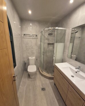 Dusche, Haartrockner, Handtücher, Seife