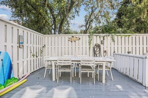 Outdoor dining - 14 Heron Street - 6 Bdrm, 5th Row, close to the Beach! (Hilton Head Island)