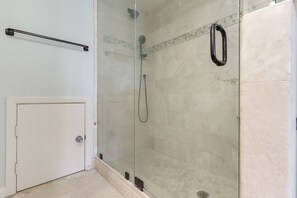 Shower, hair dryer, towels - Surf Court 32 - South Forest Beach - 3 Story Townhouse (Hilton Head Island)