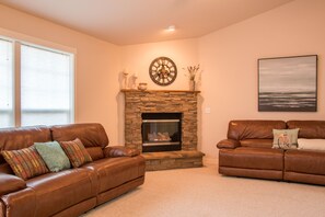 تلفزيون، مدفأة، كرة قدم الطاولة