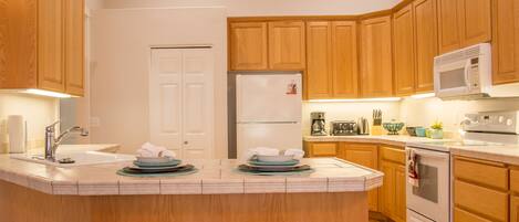 Frigorífico, microondas, horno y placa de cocina