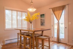 Dining - Fine Recline - perfect single level. Block to beach (Pacific City)