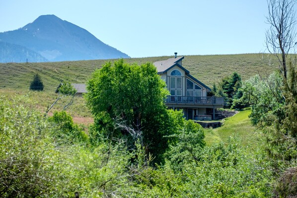 Paradise Valley home overlooking the Yellowstone River.