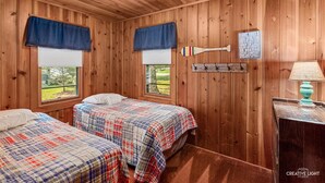 2 bedrooms - Lakefront Cabin #4 The Crappie (Presque Isle)
