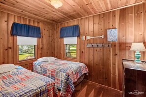 2 bedrooms - Lakefront Cabin #4 The Crappie (Presque Isle)